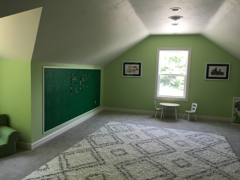 Пример оригинального дизайна: большая нейтральная детская с игровой в классическом стиле с зелеными стенами, ковровым покрытием и бежевым полом для ребенка от 4 до 10 лет