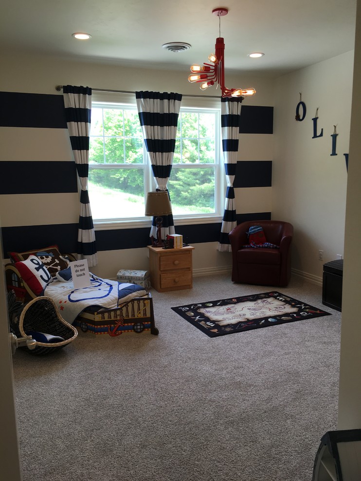 Immagine di una cameretta per bambini da 4 a 10 anni classica di medie dimensioni con pareti beige, moquette e pavimento beige