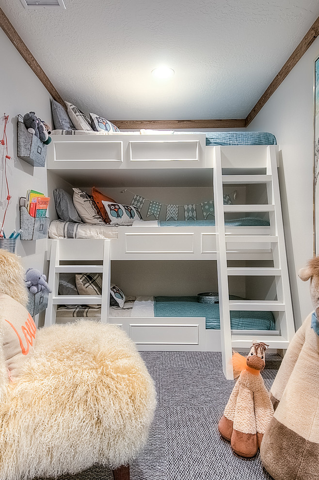 Immagine di una piccola cameretta per bambini da 4 a 10 anni tradizionale con pareti grigie e moquette