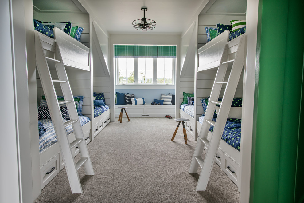 Aménagement d'une chambre d'enfant de 4 à 10 ans classique avec un mur bleu, moquette, un sol gris et un lit superposé.