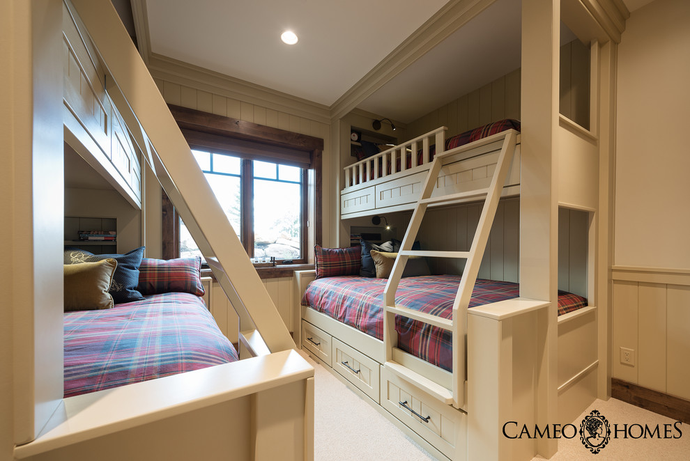 Idéer för ett mellanstort rustikt könsneutralt barnrum kombinerat med sovrum och för 4-10-åringar, med vita väggar och heltäckningsmatta
