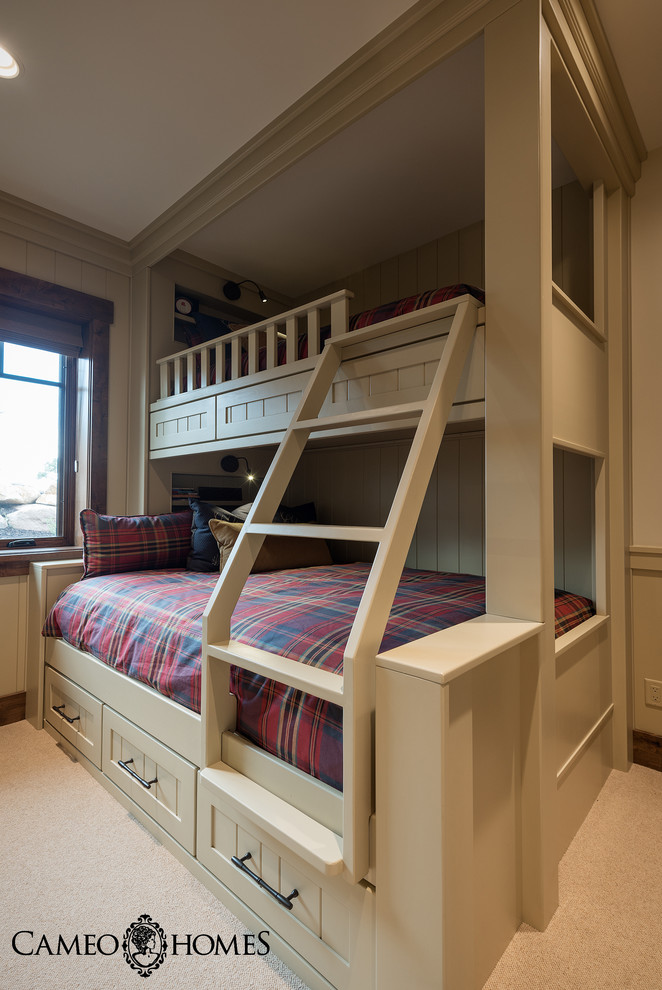 Diseño de dormitorio infantil de 4 a 10 años rústico de tamaño medio con paredes blancas y moqueta