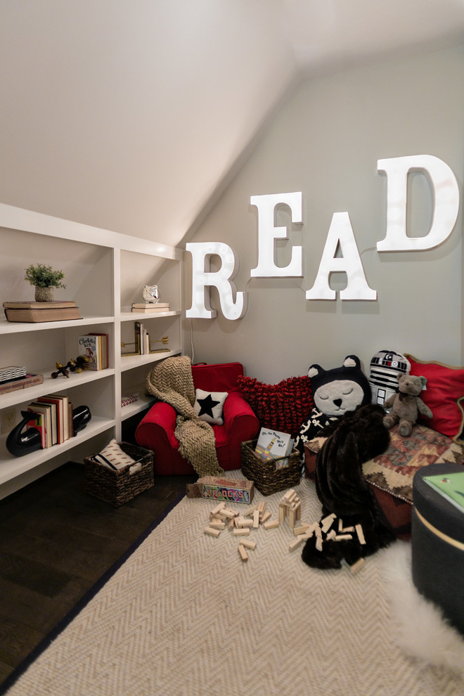 Foto di una piccola cameretta per bambini chic con pareti grigie e parquet scuro