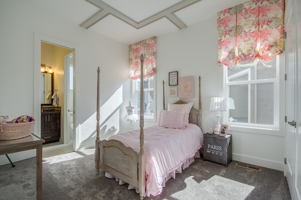 Idéer för mellanstora vintage flickrum kombinerat med sovrum och för 4-10-åringar, med vita väggar, heltäckningsmatta och grått golv