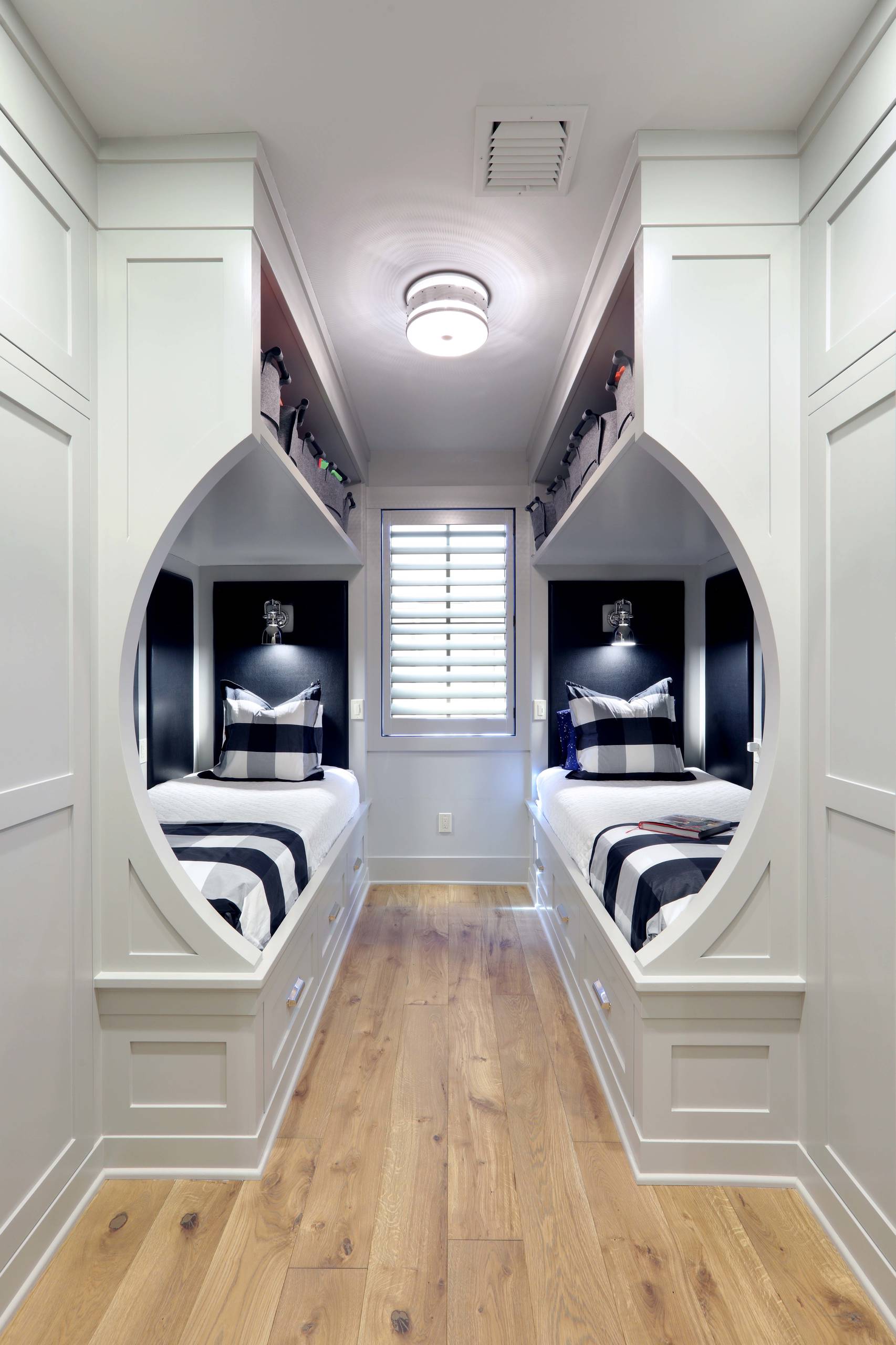 Дизайн интерьера узкой длинной комнаты – правило оформления дизайна вытянутого помещения.