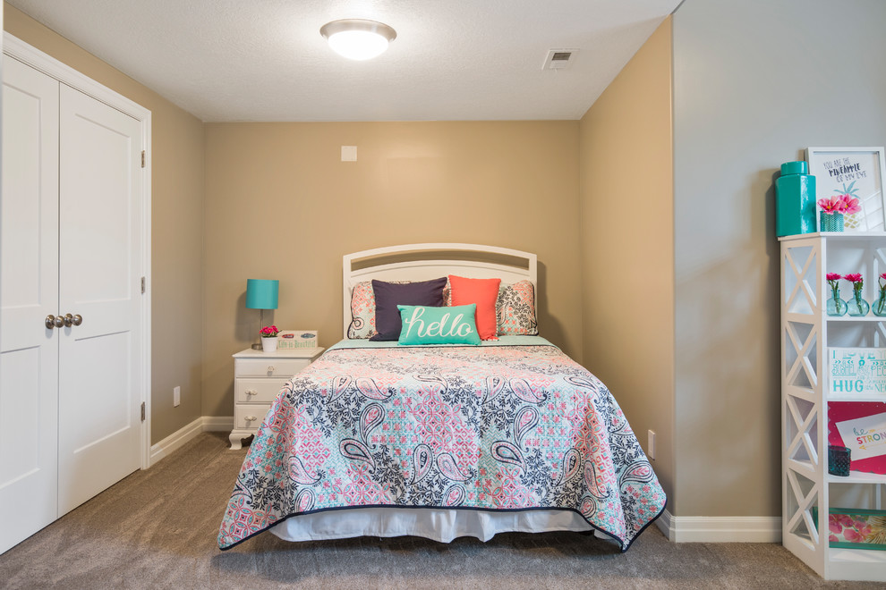 Klassisches Mädchenzimmer mit Schlafplatz, beiger Wandfarbe, Teppichboden und beigem Boden in Salt Lake City