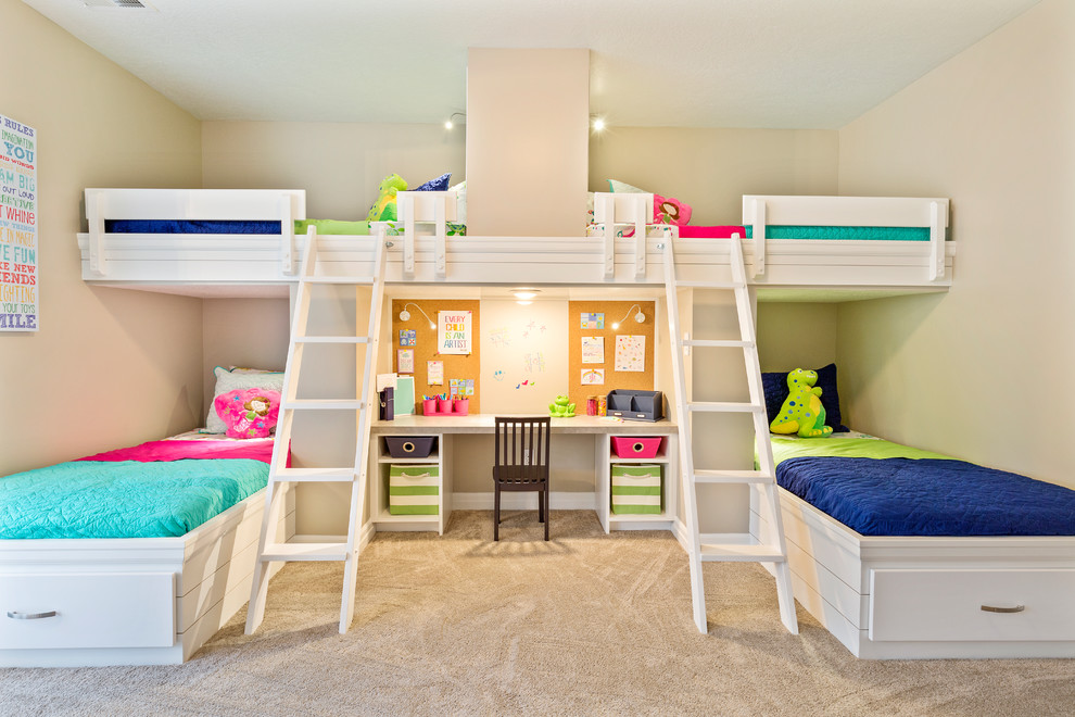 Klassisk inredning av ett barnrum kombinerat med sovrum, med beige väggar, heltäckningsmatta och beiget golv