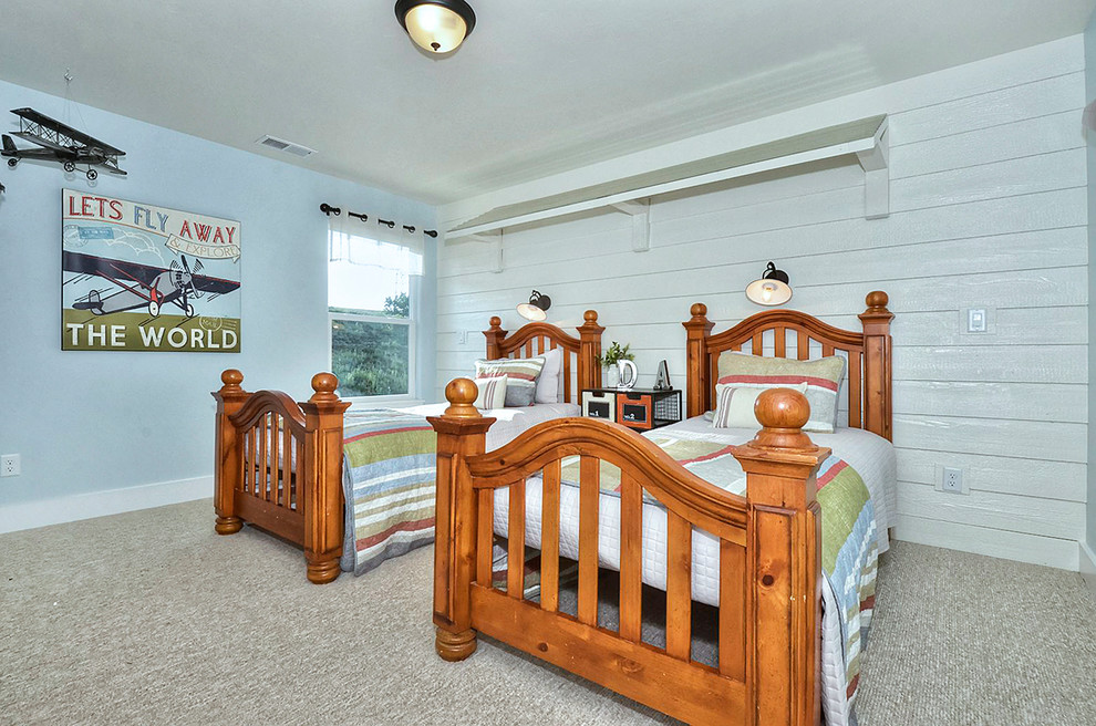 Idéer för ett mellanstort amerikanskt pojkrum kombinerat med sovrum och för 4-10-åringar, med blå väggar och heltäckningsmatta