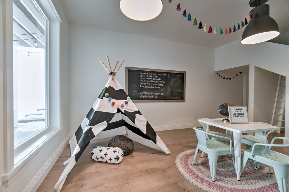 Country Kinderzimmer mit weißer Wandfarbe, braunem Holzboden und braunem Boden in Sonstige