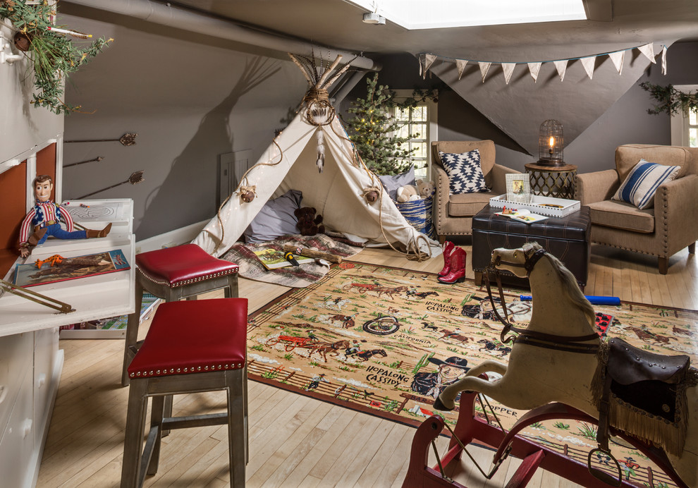 Immagine di una cameretta per bambini da 4 a 10 anni tradizionale di medie dimensioni con pareti grigie, parquet chiaro e pavimento marrone