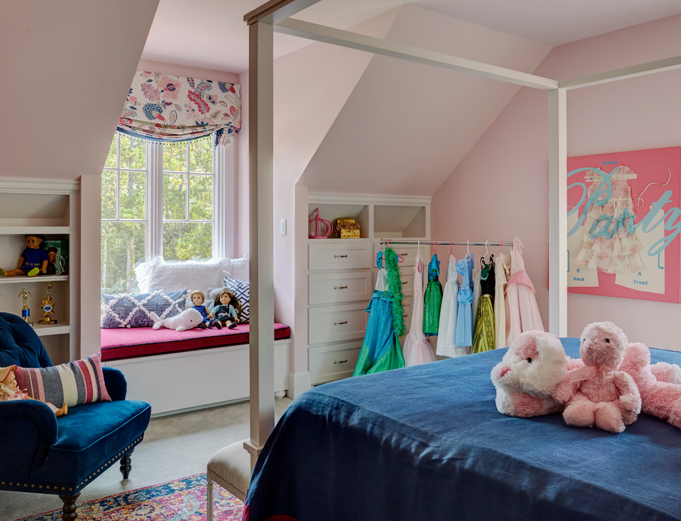 Ispirazione per una grande cameretta per bambini da 4 a 10 anni tradizionale con pareti rosa, moquette e pavimento beige