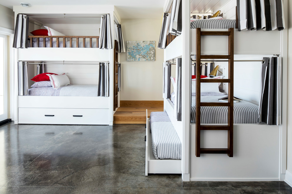 Modelo de dormitorio infantil marinero grande con paredes blancas, suelo de cemento y suelo gris
