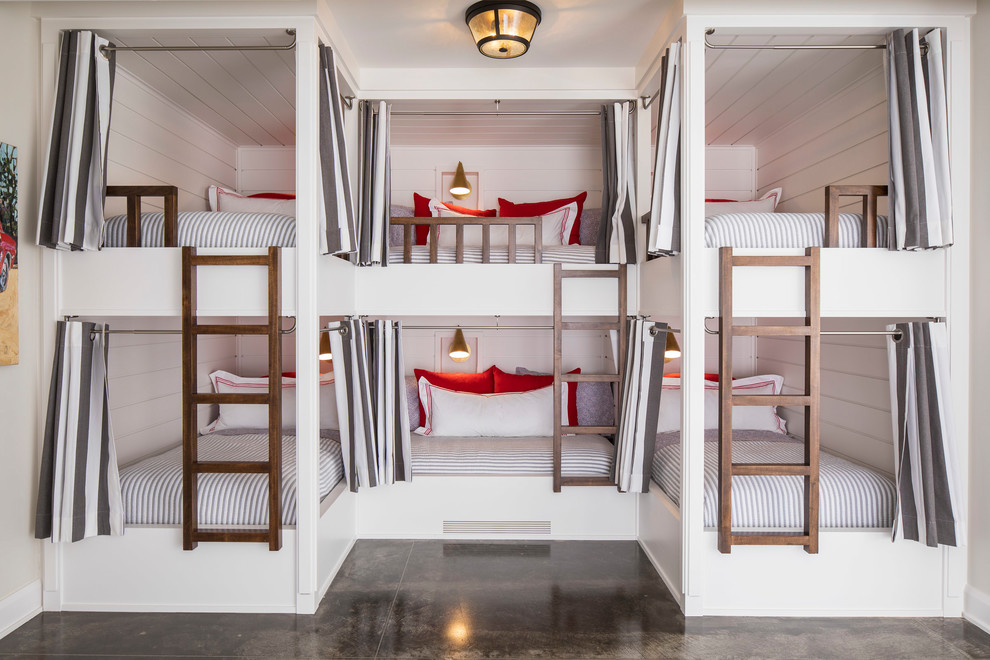 Exemple d'une grande chambre d'enfant bord de mer avec un mur blanc, sol en béton ciré, un sol gris et un lit superposé.