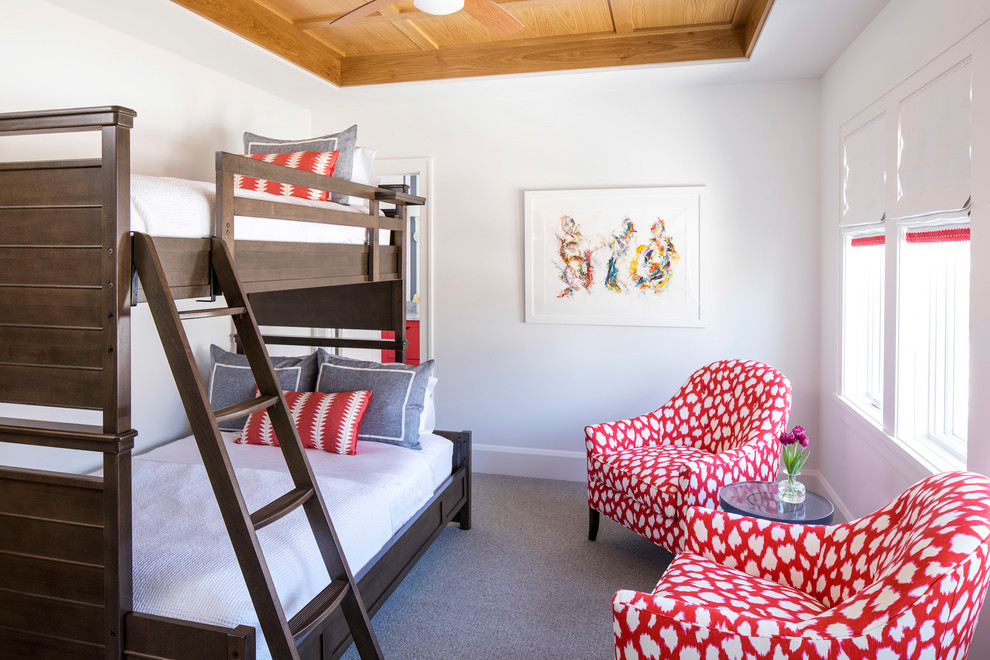 Стильный дизайн: нейтральная детская в морском стиле с спальным местом, белыми стенами, ковровым покрытием и серым полом - последний тренд