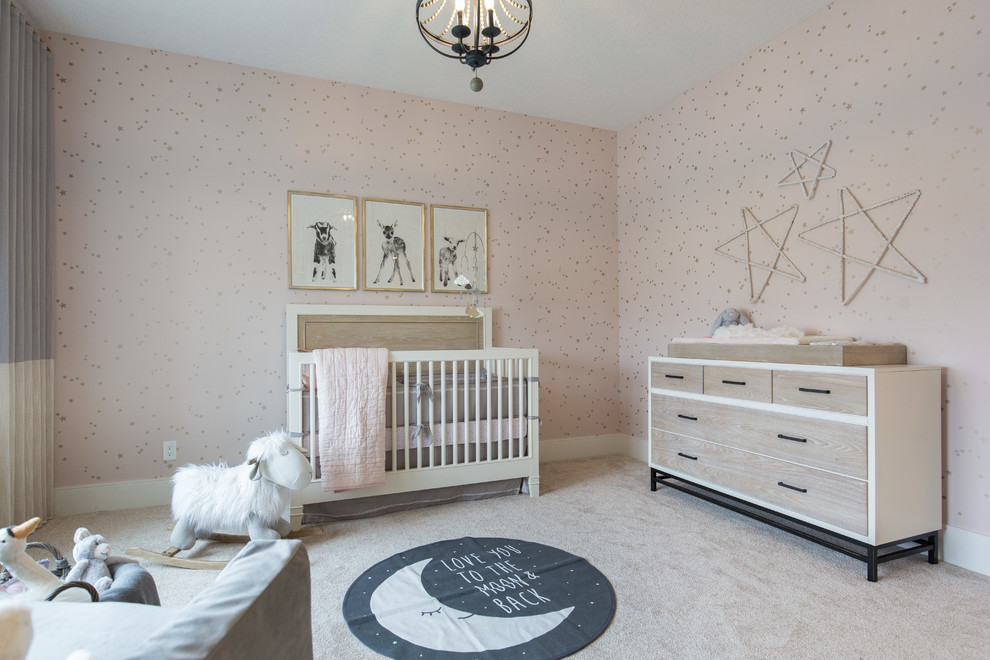 Cette image montre une grande chambre de bébé fille rustique avec un mur rose, moquette et un sol beige.