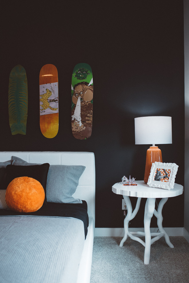 Idée de décoration pour une chambre d'enfant minimaliste de taille moyenne avec un mur noir, moquette et un sol gris.