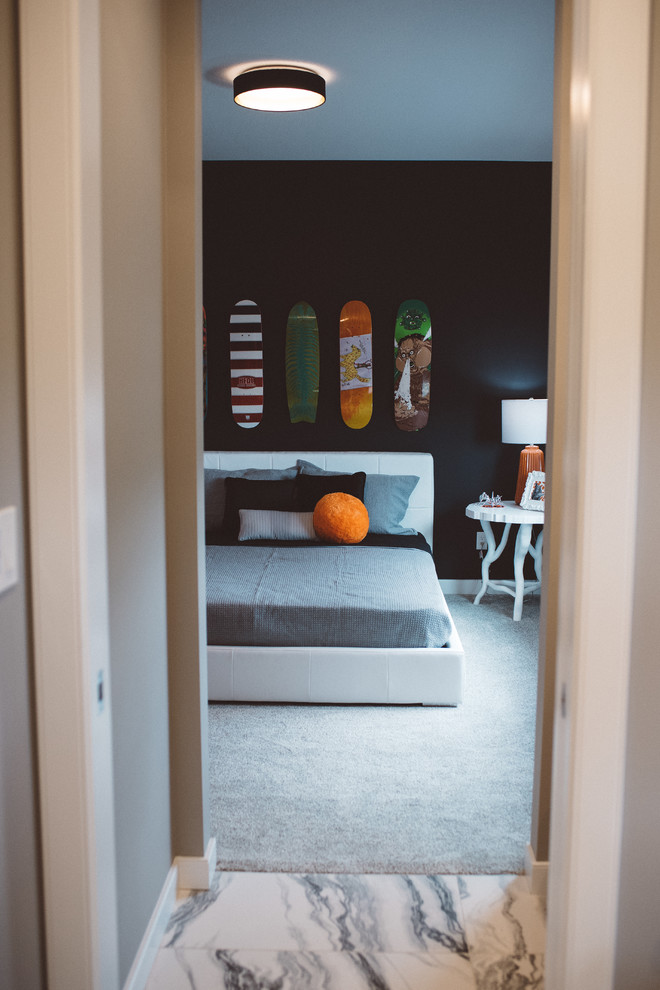 Esempio di una cameretta per bambini minimalista di medie dimensioni con pareti nere, moquette e pavimento grigio