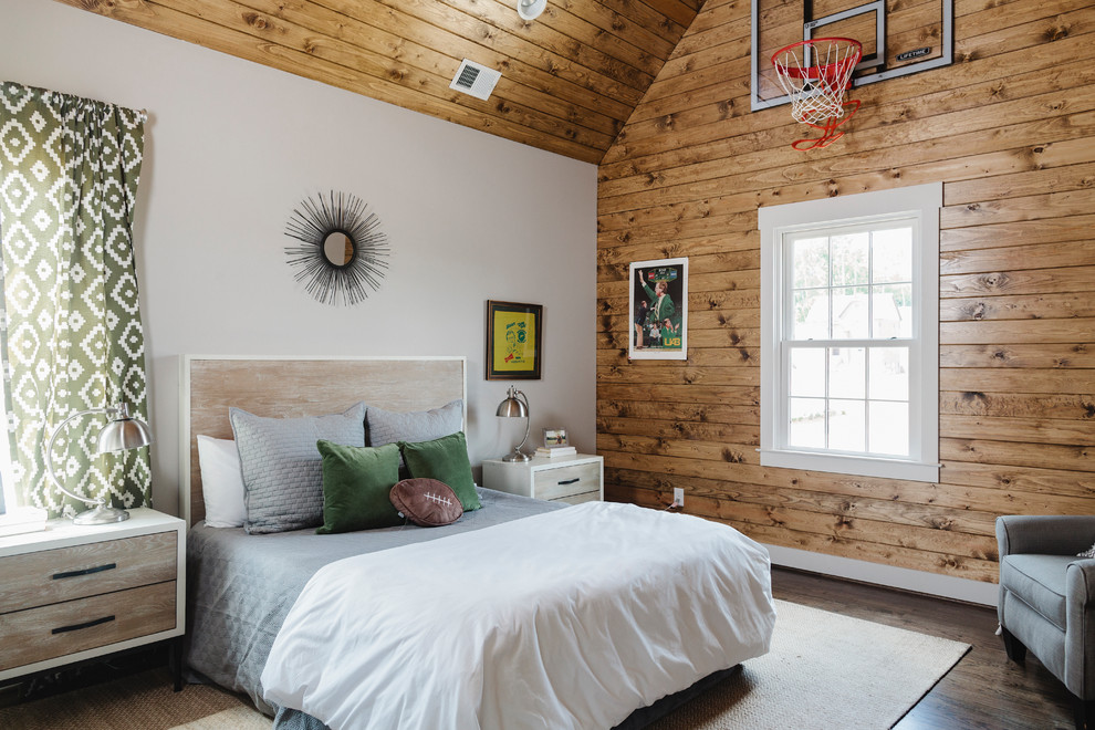 Idéer för ett klassiskt barnrum kombinerat med sovrum, med vita väggar, mörkt trägolv och brunt golv