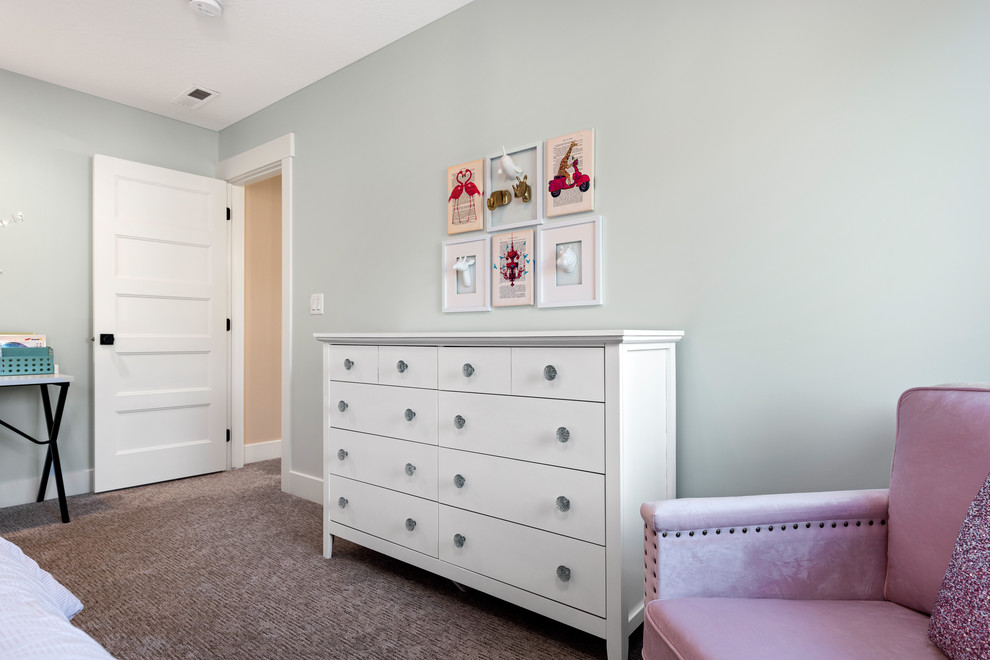 Exempel på ett mellanstort modernt barnrum kombinerat med sovrum, med grå väggar, heltäckningsmatta och beiget golv