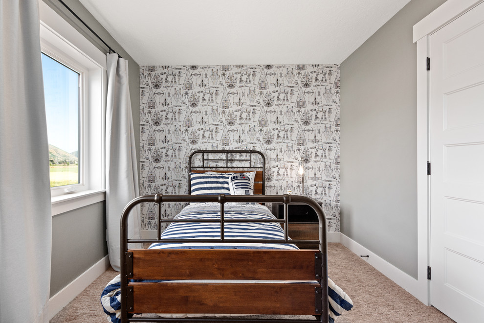 Bild på ett mellanstort funkis barnrum kombinerat med sovrum, med grå väggar, heltäckningsmatta och beiget golv