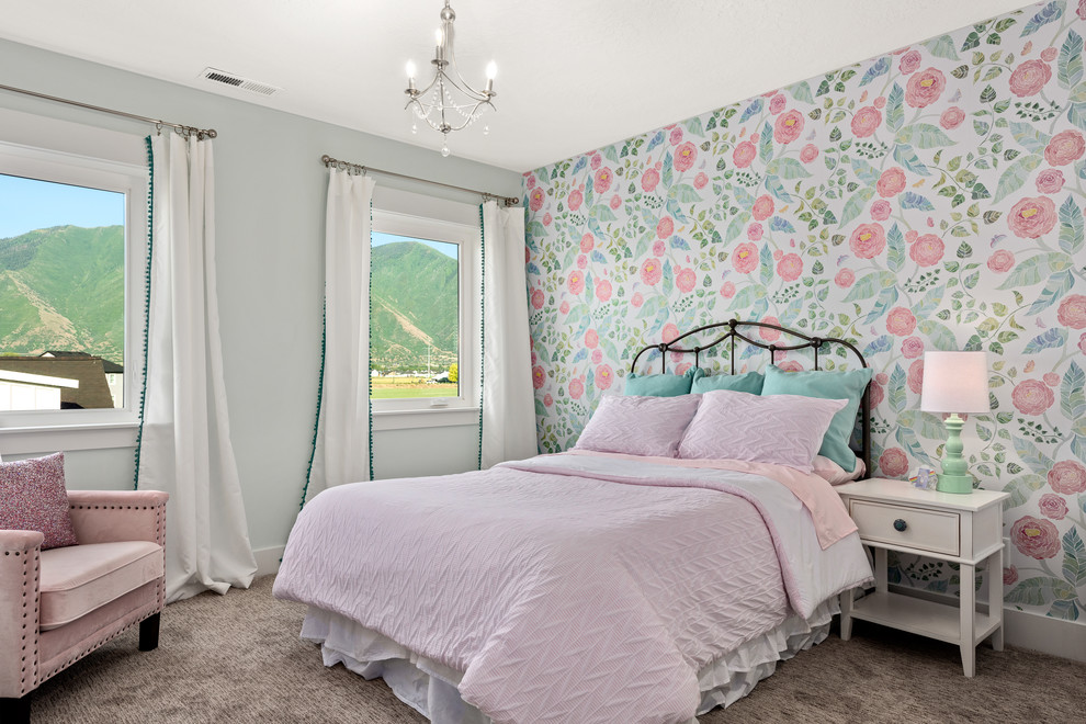 Inspiration för mellanstora moderna barnrum kombinerat med sovrum, med grå väggar, heltäckningsmatta och beiget golv