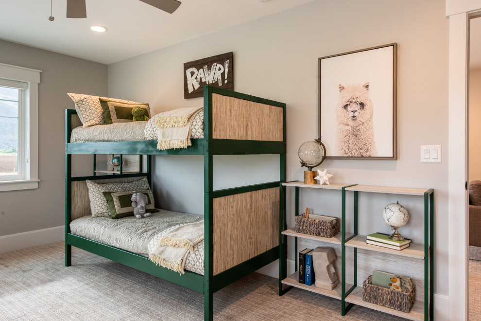 Inspiration för mellanstora klassiska pojkrum kombinerat med sovrum och för 4-10-åringar, med grå väggar, heltäckningsmatta och grått golv