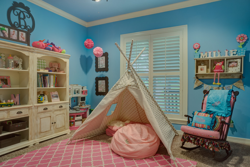 Exempel på ett klassiskt barnrum kombinerat med lekrum, med blå väggar och heltäckningsmatta