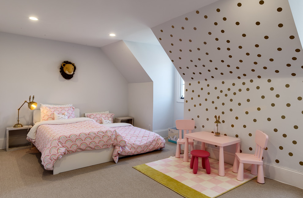 Idéer för ett klassiskt flickrum kombinerat med sovrum, med vita väggar, heltäckningsmatta och beiget golv