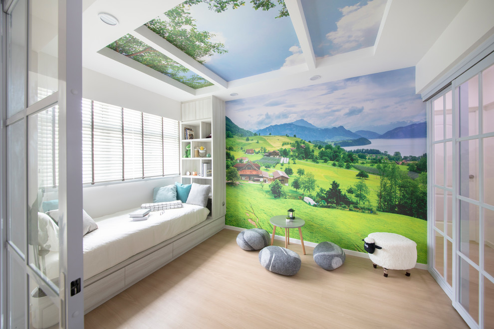 Modern inredning av ett barnrum kombinerat med sovrum, med flerfärgade väggar, ljust trägolv och beiget golv