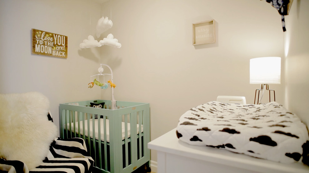 Kleines, Neutrales Klassisches Kinderzimmer mit Schlafplatz, weißer Wandfarbe und braunem Holzboden in Vancouver