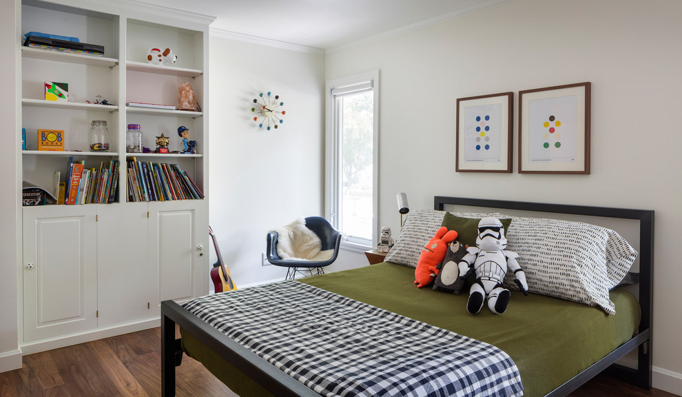 Idéer för stora funkis pojkrum kombinerat med sovrum, med vita väggar och mörkt trägolv