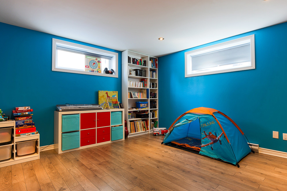 Bild på ett mellanstort funkis könsneutralt barnrum kombinerat med lekrum och för 4-10-åringar, med blå väggar