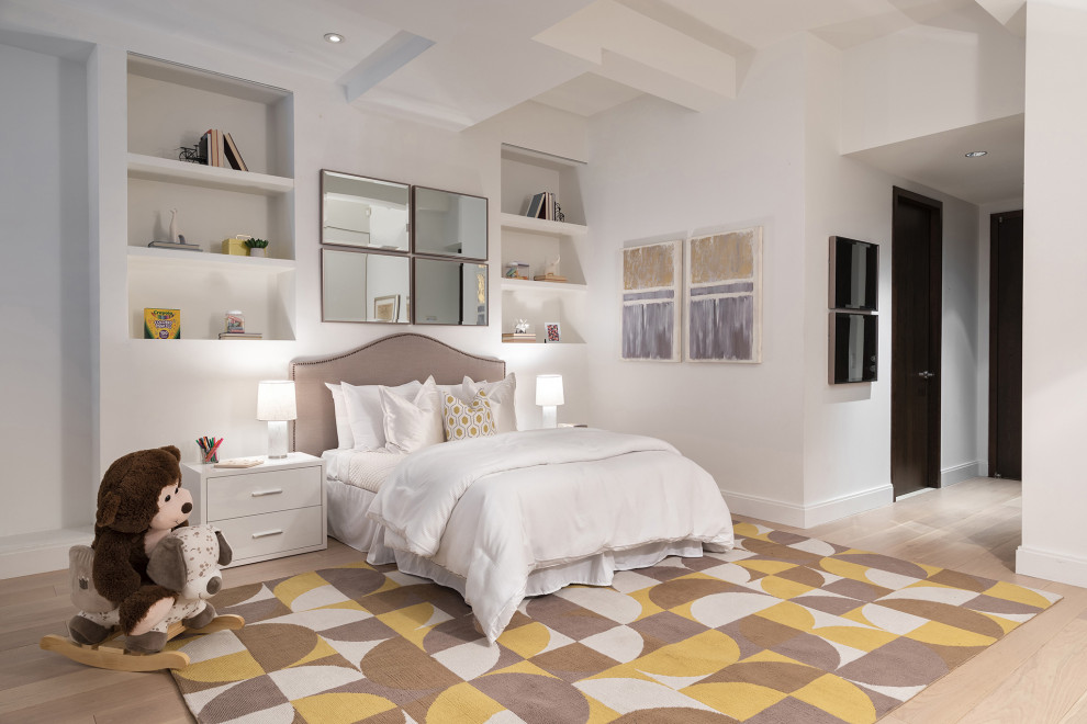 Idee per una cameretta da letto contemporanea con pareti bianche, parquet chiaro e pavimento beige