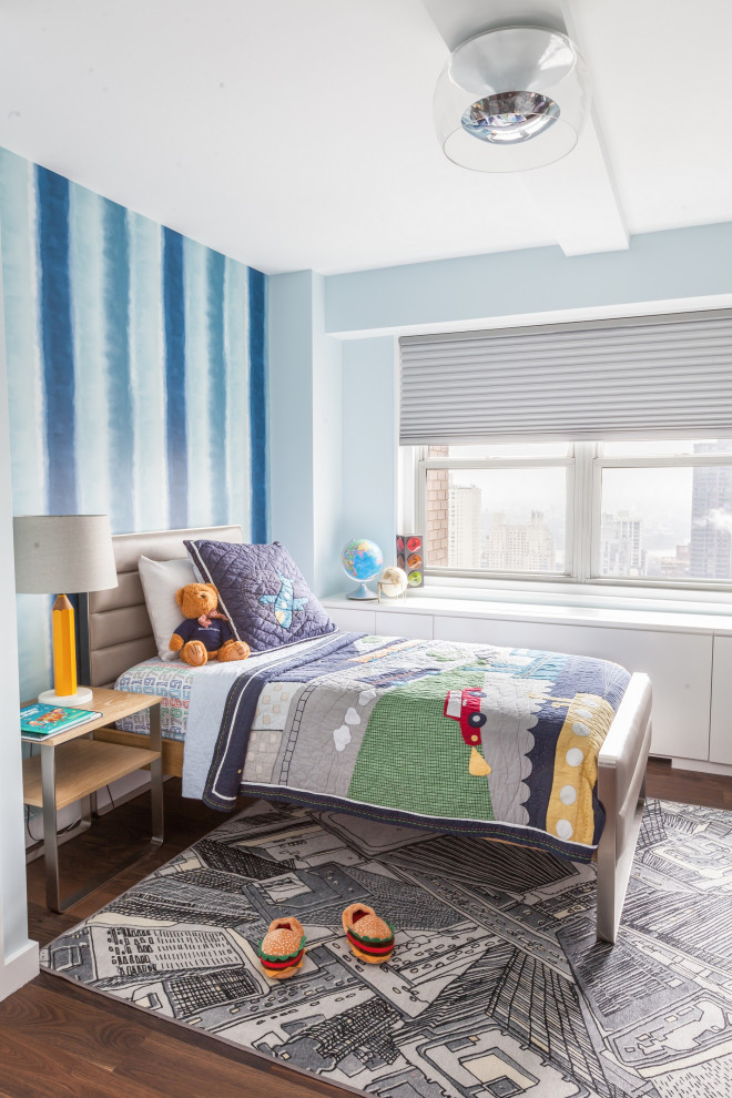 Inspiration för mellanstora moderna barnrum, med blå väggar, mörkt trägolv och brunt golv