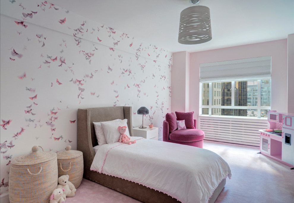 Источник вдохновения для домашнего уюта: детская среднего размера в современном стиле с спальным местом, розовыми стенами, ковровым покрытием и розовым полом для ребенка от 4 до 10 лет, девочки