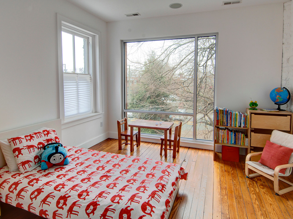 Bild på ett mellanstort funkis könsneutralt barnrum kombinerat med sovrum och för 4-10-åringar, med vita väggar och mellanmörkt trägolv
