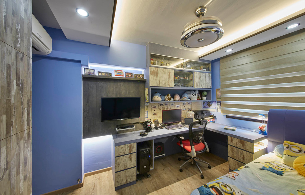 Inspiration för mellanstora moderna barnrum, med blå väggar och plywoodgolv