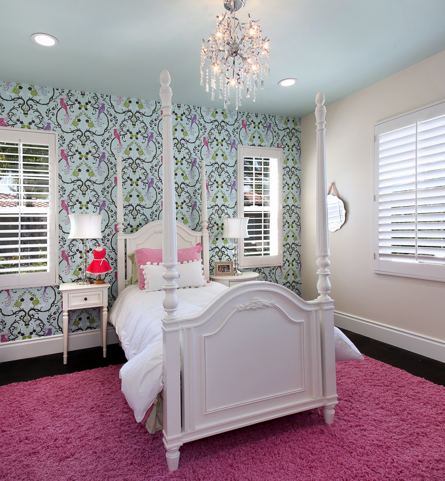 Mittelgroßes Modernes Mädchenzimmer mit bunten Wänden, dunklem Holzboden, Schlafplatz und braunem Boden in Orange County