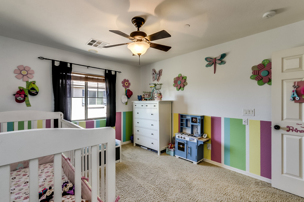 На фото: большая детская в классическом стиле с спальным местом, белыми стенами и ковровым покрытием для ребенка от 1 до 3 лет, девочки