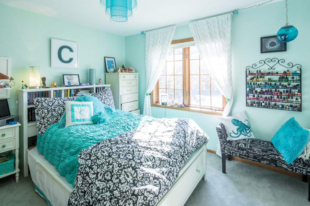 На фото: нейтральная детская среднего размера в стиле модернизм с синими стенами, ковровым покрытием и спальным местом для подростка с