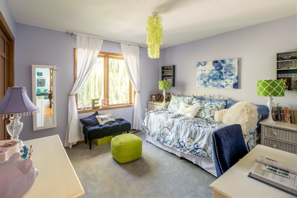 Modelo de dormitorio infantil moderno de tamaño medio con paredes azules y moqueta