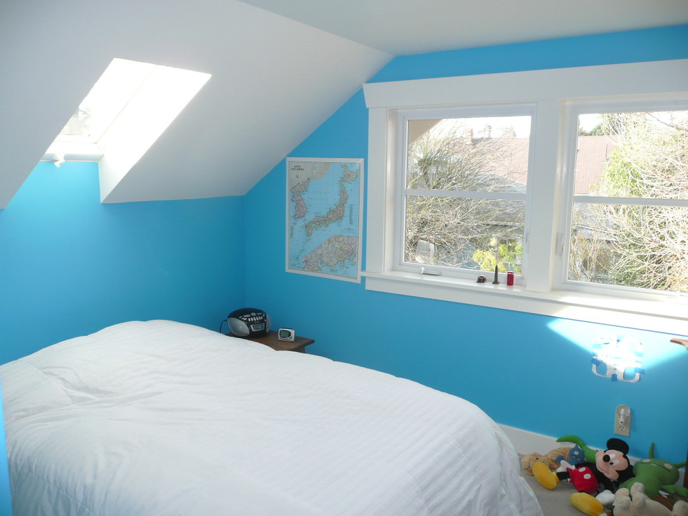 Inredning av ett amerikanskt litet könsneutralt barnrum kombinerat med sovrum och för 4-10-åringar, med blå väggar, heltäckningsmatta och grått golv