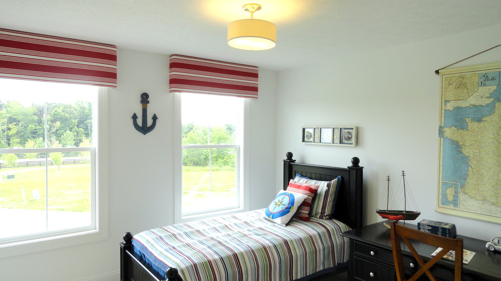 Пример оригинального дизайна: большая детская в морском стиле с спальным местом, белыми стенами и ковровым покрытием для подростка, мальчика