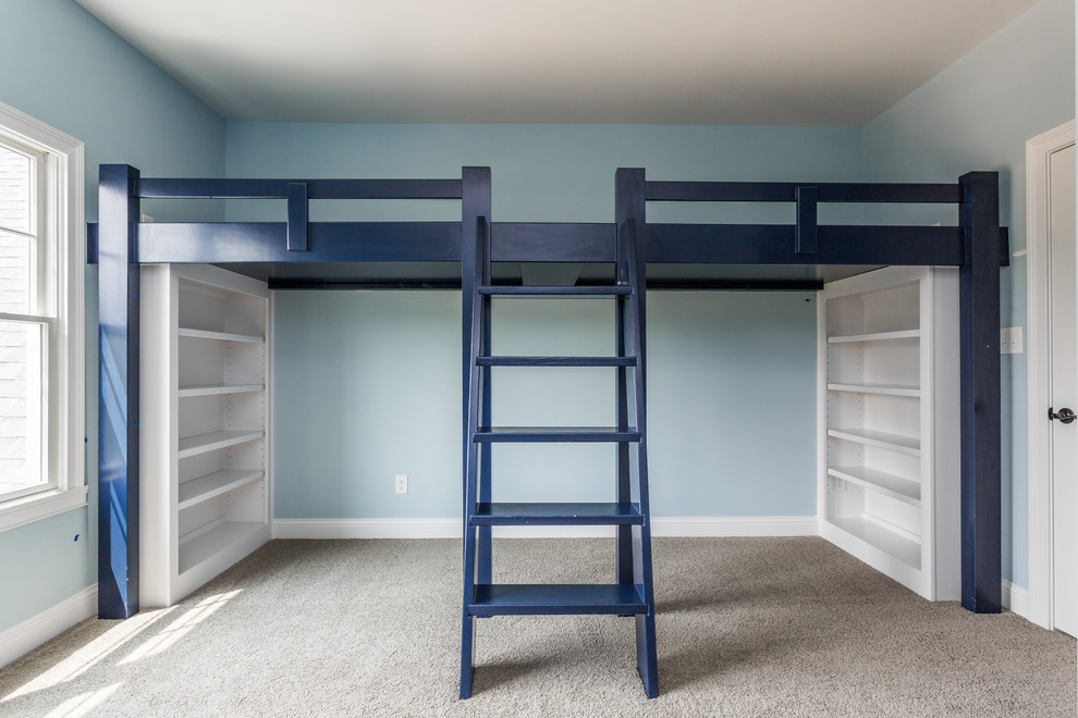 Bild på ett stort amerikanskt pojkrum kombinerat med sovrum och för 4-10-åringar, med blå väggar och heltäckningsmatta