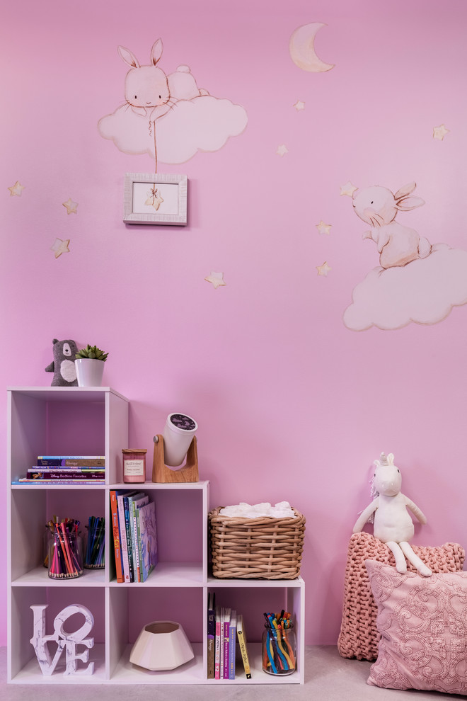 На фото: детская в стиле модернизм с розовыми стенами, полом из керамогранита и серым полом для ребенка от 1 до 3 лет, девочки с