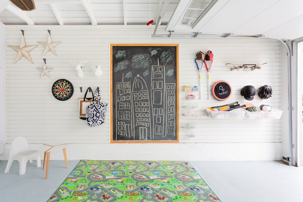 Neutrales Klassisches Kinderzimmer mit Spielecke, weißer Wandfarbe und Betonboden in Los Angeles