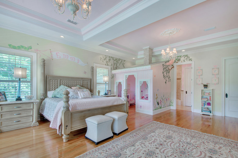 Photo of a traditional kids' bedroom in Miami.