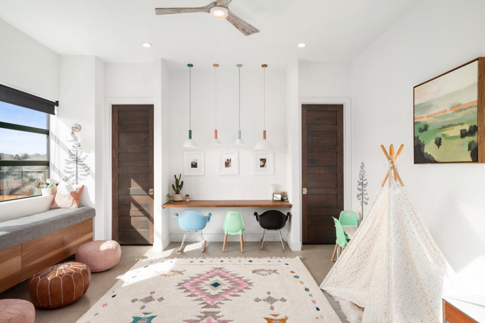 Imagen de habitación infantil unisex minimalista con escritorio, paredes blancas y moqueta