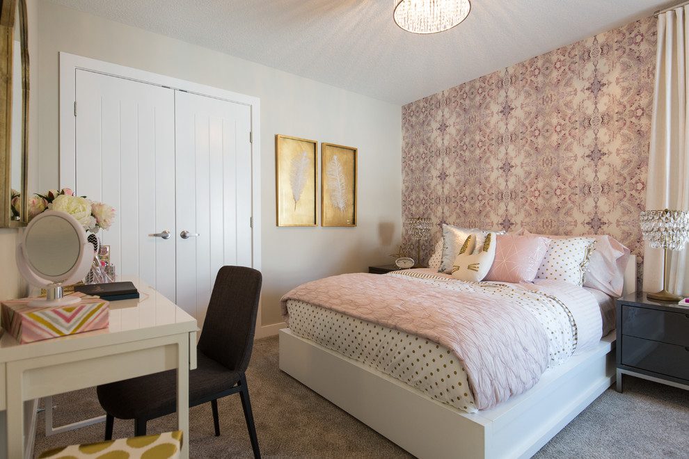 Ejemplo de dormitorio infantil clásico renovado grande con paredes blancas, moqueta y suelo beige