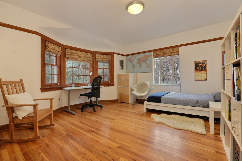 Foto på ett vintage barnrum kombinerat med sovrum, med vita väggar och mellanmörkt trägolv